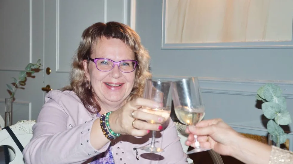Ann-Kristin skålade med skumpa under valvakan efter partiets skräll.