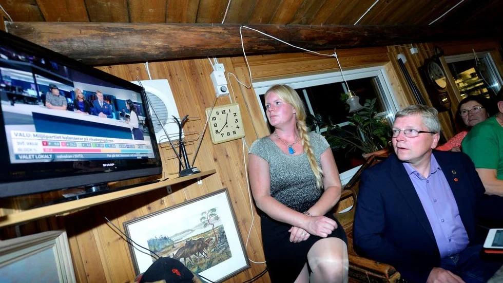 Överkalix kommunalråd de senaste fyra åren, Sarah Karlsson(C ) och Mikael Larsson (V), följde här teves valvaka med spänning.