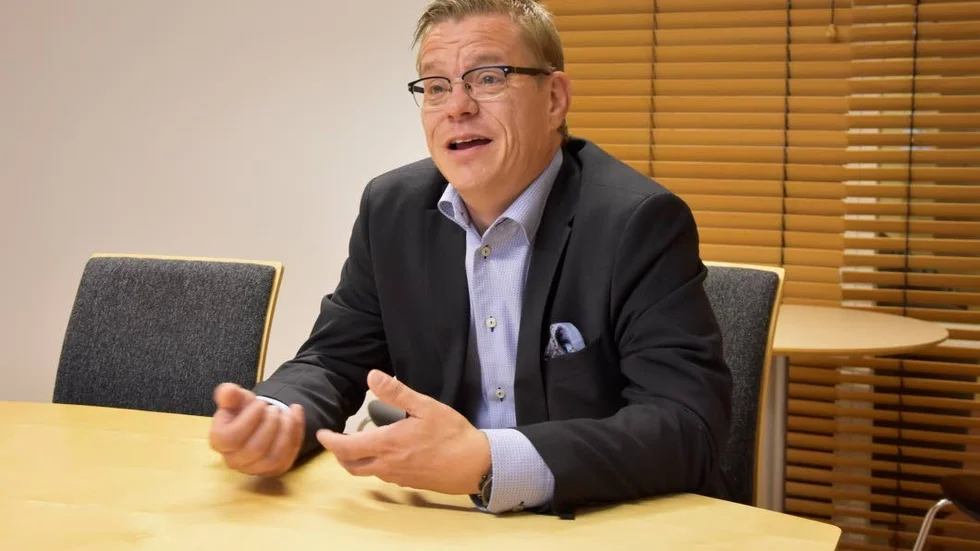 Anders Josefsson, Moderaternas gruppledare i fullmäktige, får ett årsarvode på 802 800 kronor som oppositionsråd och kommunstyrelsens andre vice ordförande.