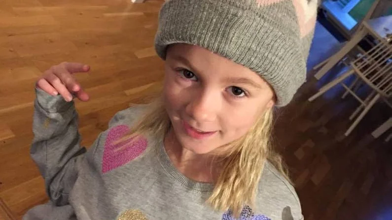 Asta Lövgren, 7, ritade det vinnande bidraget – och har nu fått sitt pepparkakshus byggt på riktigt.