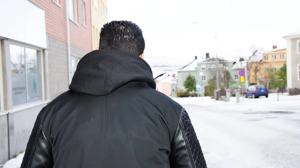 Bostadssituationen i Malmfälten och Kiruna skapar en marknad där hyresgästerna blir utsatta. 27-åringen är en av dem. Idag har drömmen om livet i Kiruna spruckit. Orsaken är bemötandet från hyresvärdar med oseriös agenda.