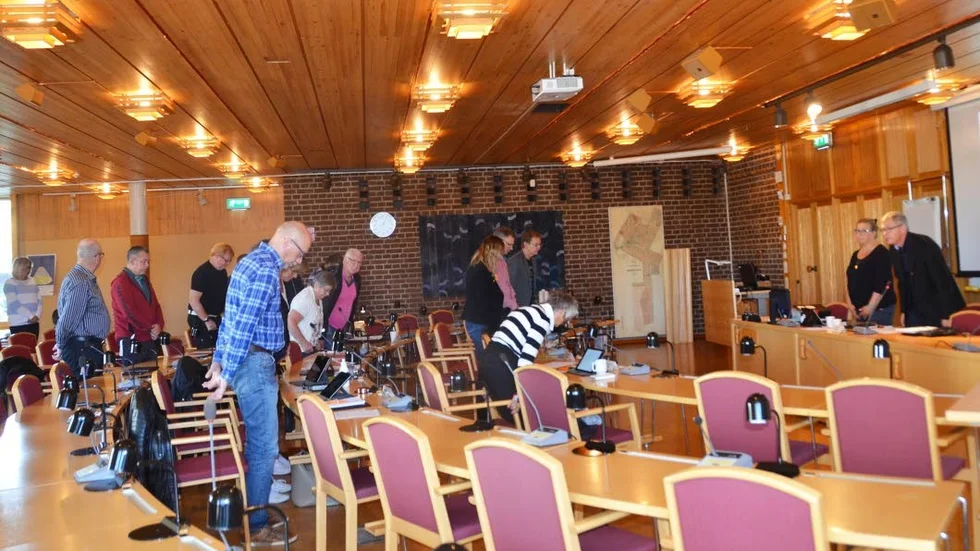 Kommunstyrelsen avslutar tyst minut., som inleder sammanträdet.