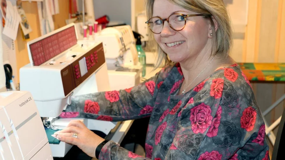 Syr hemma. Anki Viklund arbetar hemma i syateljén när hon inte arbetar som undersköterska vid Kronbodsvillan.