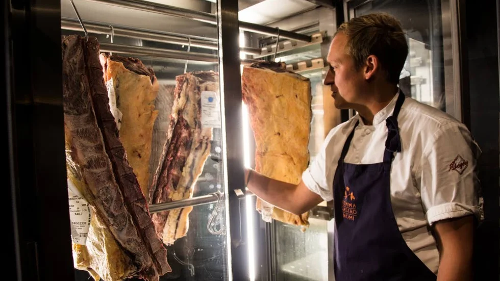 I Hemmagastronomis köttskåp hänger bara lokalt kött.