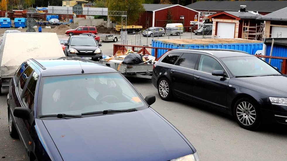 Kö till rampen där man lämnar trä, metall, brännbart och grovsopor på Kronans ÅVC. Återvinningscentralen ska flyttas till Risslan, där nya brandstationen byggs.