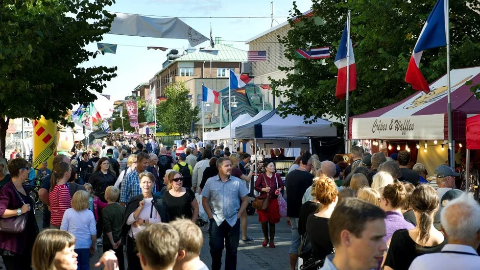 Vem vinner dragkampen om Lulebornas uppmärksamhet? På onsdag kommer matmarknaden och placerar sig runt valstugorna på Storgatan.