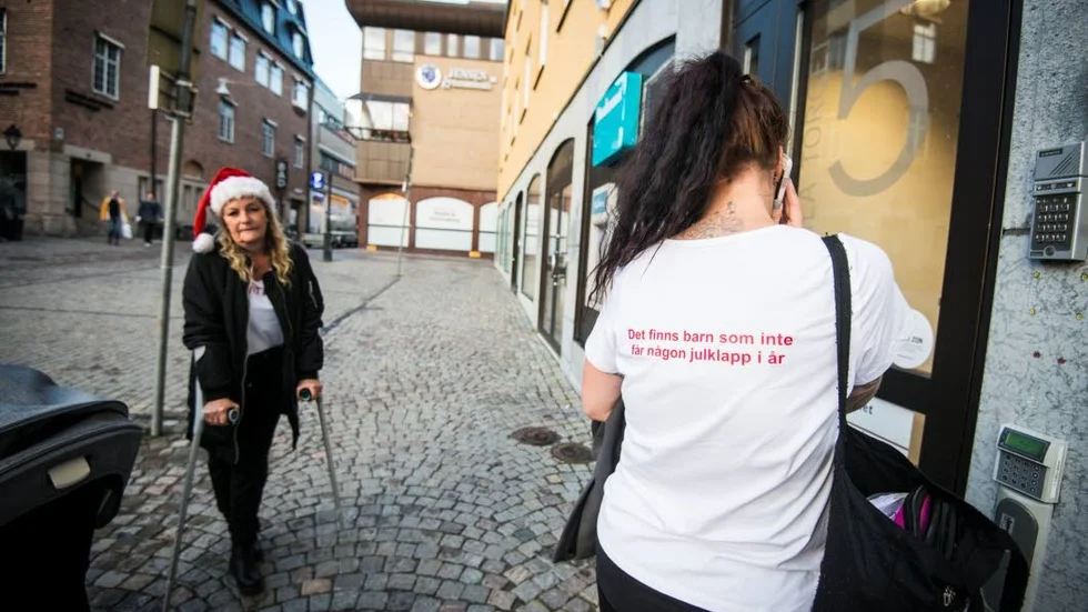 Lotta Söder och Sofie Elisson Söder har fått på sig Julpatrullens nya "uniform". Under hösten kommer de att synas på flera platser i Uppsala för att berätta om hur man lättast skänkler en julklapp.