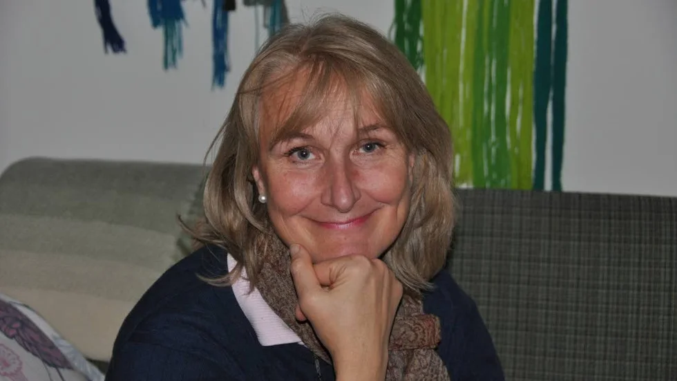 Lena Nilsson har sysslat med yoga sedan hon var 23 år, den mesta tiden som lärare. Nu fyller hon 60, känner sig som en folkbildare och trivs i sitt "Pettson och Findus"-hus i Björklinge.