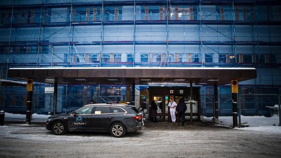 Här vid akuten, ingång 70, dumpades en medvetslös man.