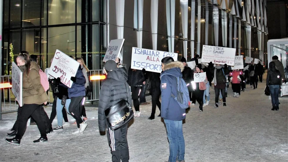 Konståkarna demonstrerade inför kommunfullmäktiges möte i Uppsala konserthus på måndagskvällen.