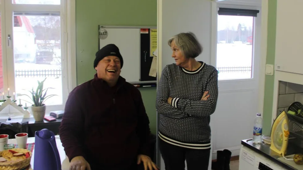 För Sikhjälmabon Conny Holmgren har svenska kyrkans nödverksamhet i Edvalla blivit en räddningsplanka. Här pratar han med Marianne Löfström från svenska kyrkan.