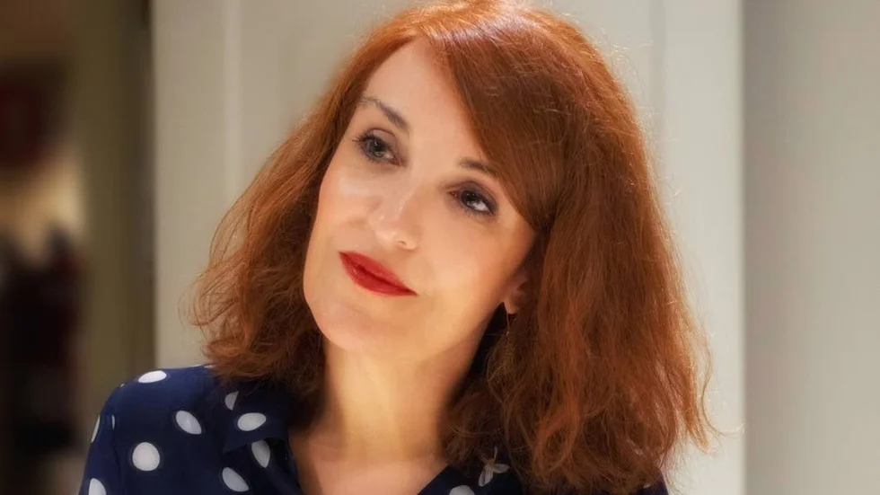 Elvira Lindo (född 1962) är en känd röst i spansk radio och tv. Hon skriver förutom romaner också dramatik och filmanus.