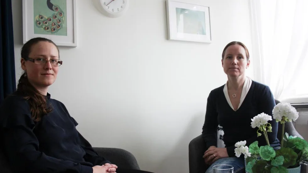 "Ofta har våra besökare inte polisanmält förövaren och speciellt inte det tabubelagda sexuella våldet. Många är rädda och vill mest få leva i lugn och ro." säger Åsa Tinnerholm. Hon menar att vi måste börja ta mäns våld mot kvinnor på allvar. Här tillsammans med stödsamordnare Josefin Kjellberg.