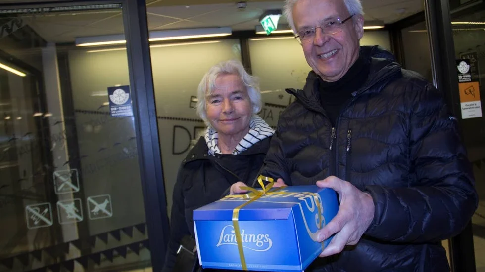 Cillan och Christer Uppfelt har köpt varsin semla som de sparar till efter middagen - om de kan hålla sig. En köpesemla är god, men ibland bakar de sina egna semlor som smäller högre.