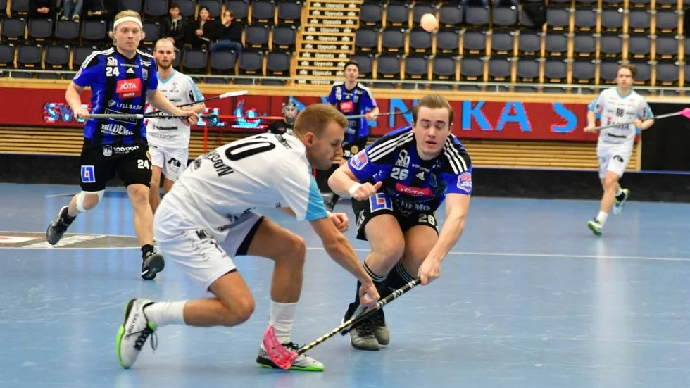 Siriusspelaren Lukas Sjöblom sätter press på en Lindåsspelare i en match som inte går till historien som den mest underhållande.