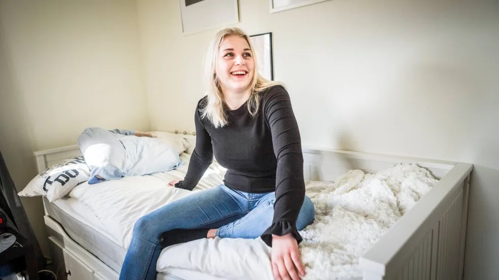 Rebecca blev diagnostiserad med ADHD som 10-åring. Hon berättar att hon haft svårt med sin impulskontroll och tagit till svordomar och skrik när saker inte gått som hon vill.

På Eleonoragården har hon lärt sig att argumentera för sin sak och blivit mindre impulsiv.