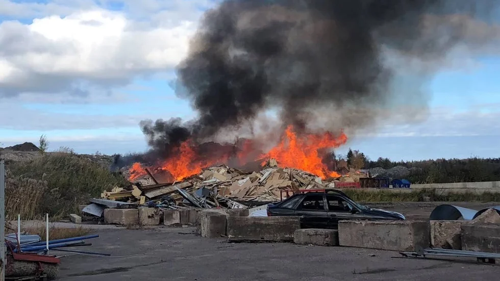 Ett upplag med träfiberplattor brann upp vid Karlholms Strand på onsdagen. Värdet på det uppbrunna träbibret uppdskattas till cirka 200 000 kronor av ägaren.