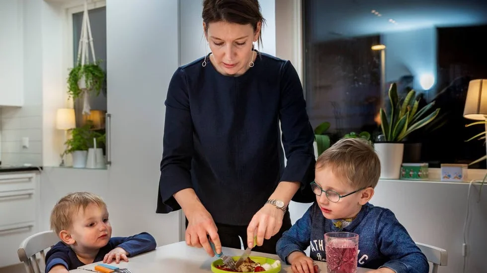 För 5-åriga Isak har ketogen diet haft fantastisk effekt. Nu har han                    varit anfallsfri i drygt ett år och håller på att fasa ut den sista av de tre mediciner han åt när han påbörjade dieten. Här med mamma Sofia Olsson och lillebror Viggo.