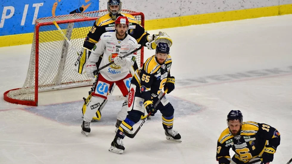 Almtunas Oscar Milton beredd att störa Södertäljemålvakten Alexander Sahlin, eller styra pucken. SSK-backen Marcus Fagerudd framför Milton.