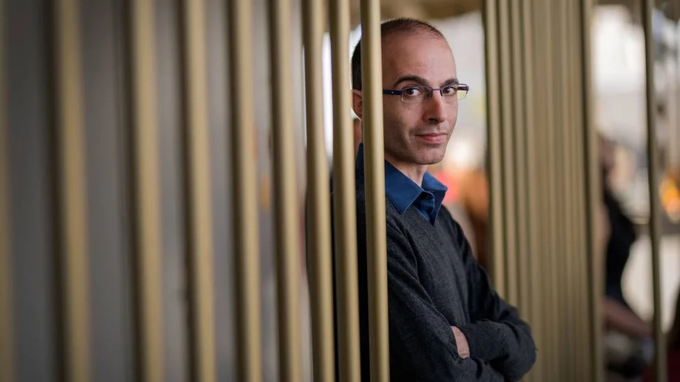Yuval Noah Harari är författare och doktor i historia.  Hans böcker "Sapiens" och "Homo Deus" blev internationella succéer.