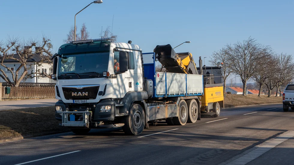 Under drygt två månader kommer personal från Motala kommun arbeta för att få bort flera ton med sand som lagts ut under vintern.