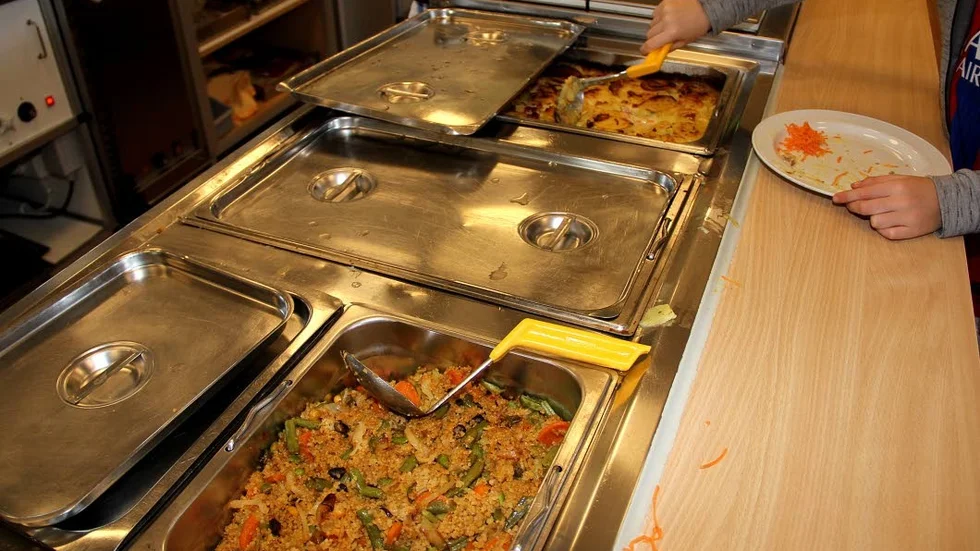 Tierps kommun har landets dyraste skolmat enligt färsk statisk från Skolverket. På bilden ser kycklinggratäng och bulgur.