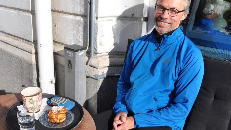 Per Fredriksson unnar sig en kaffe med bulle i solen efter en löprunda. – Det kände jag att jag är värd, säger han.