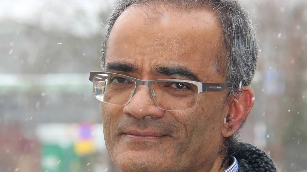Vipul Vithlani, ekonomichef i Håbo, säger att kommuner med ökande kostnader står inför två val: Effektivisera ellere höja skatten.