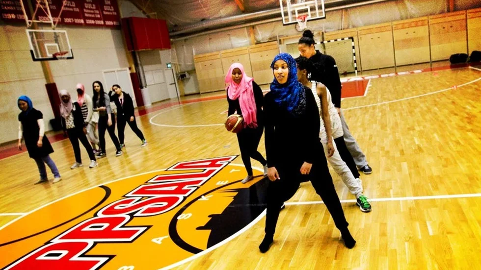 TRIS-projekt. Amal Mahamed har bollen och Nasra Abdulkadir står längst fram.