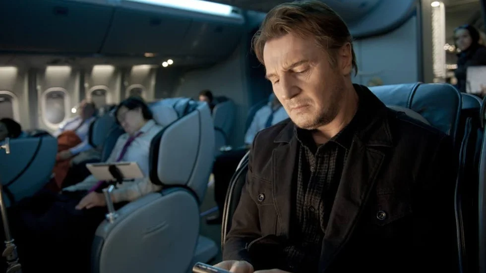 Otroligt nog funkar nätverket ombord felfritt när Bill (Liam Neeson) får sms från en mystisk terrorist. Man köper det mesta i "Non-stop" eftersom den trots allt bjuder på action, mystik och bitvis är mycket spännande.