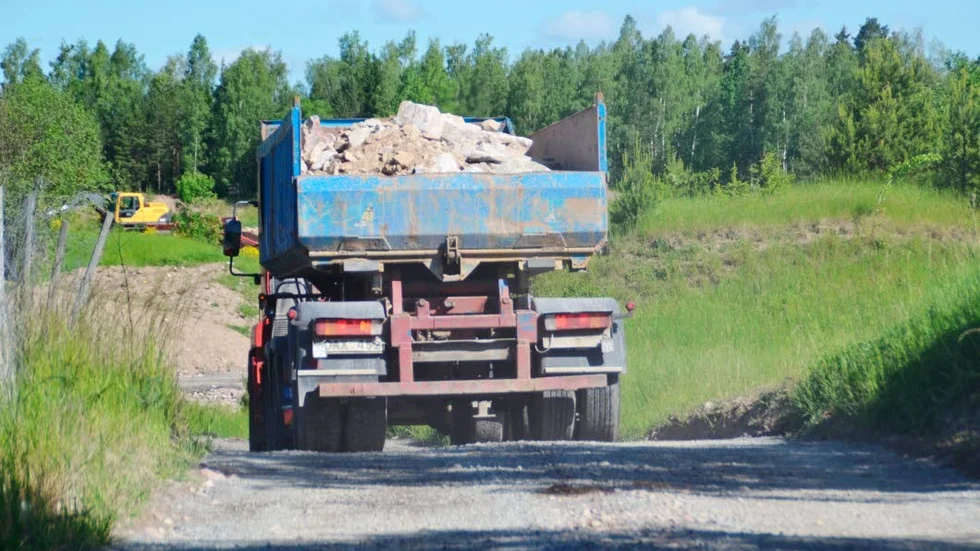 Stenkross pågår (utan tillstånd?) i närheten av bostäderna i Spakbacken och Dalabacken. Transporterna förbi korsningen till Sapkbacken och busshållplatserna har ökat kraftigt.