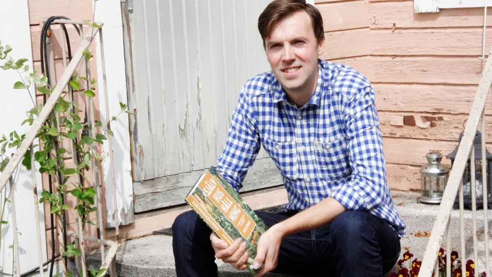 Självhushåll. Joachim Stormvall tror att samhället behöver bli mer hållbart. Nu har han gett ut en uppdaterad version av en John Seymores bok som av många betraktas som självhushållningens bibel.