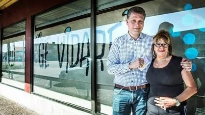 Föreståndaren Lars-Åke Granath och Margareta "Maggan" Nordqvist utanför loklaen på Bergsbrunngatan.