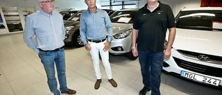 Bilhandlaren som fortsätter anställa