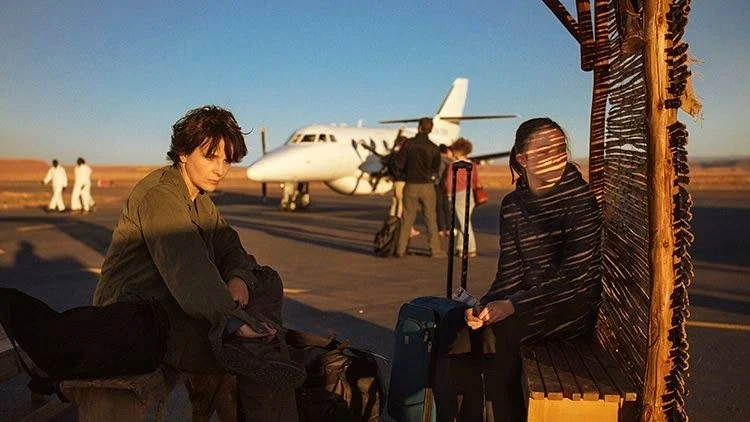 Rebecca (Juliette Binoche) slits mellan passionen för sitt yrke som krigsfotograf och det trygga familjelivet med man och två döttrar.