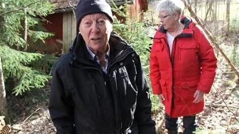 Ulla-Karin Fontin, 67, och en av de fyra grannarna i området, Olle Edelholm, 89, är upprörda över förfallet på den övergivna tomten.
- En skam för kommunen, säger Ulla-Karin Fontin.