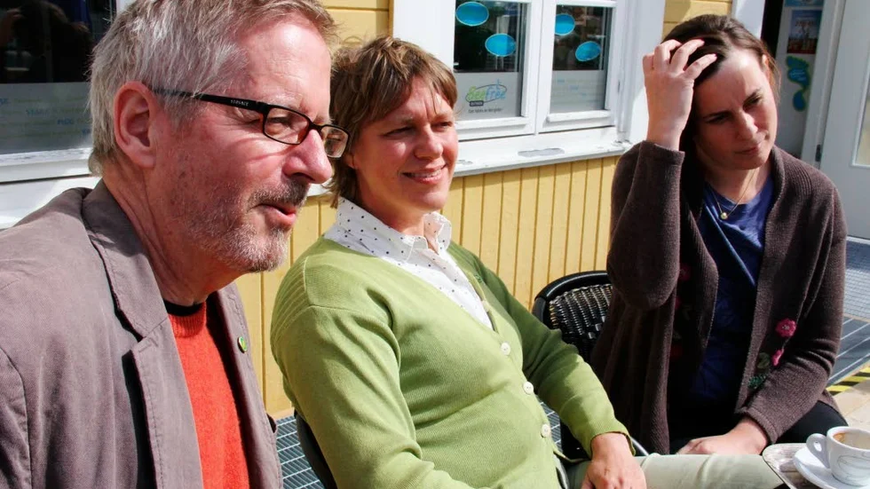 Programförklaring. Miljöpartiet i Tierp presenterar sitt kommunpolitiska program vid en pressträff på Café Beefree i det gamla stationshuset i Tierp. Fr v Kenneth Gunnarsson och Jenny Lundström, de två förstanamnen på vallistan, och Karolina Larsson, sjätte namn på listan.