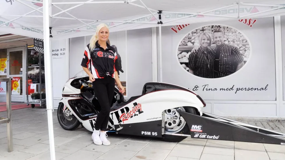 Elvira Karlsson visade upp hojen och påminde om EM i dragracing som ska köras på Tierp Arena till helgen.