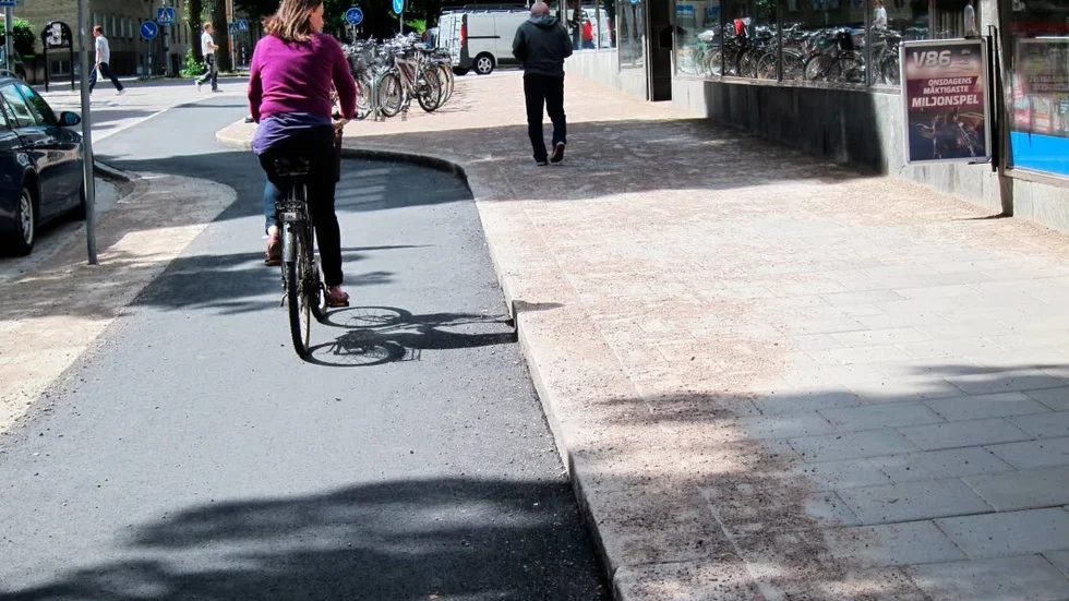 Föredöme. Cykelgatan längs Skolgatan har tydlig separering av gående.