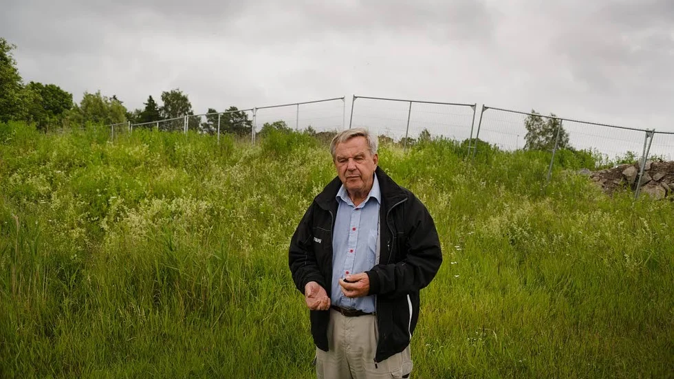 Ingemar Adén visar var muddermassorna från hamnen ligger. Han befarar att saneringen av Klackskär kommer bli mycket dyrare än vad kommunen räknat med.
