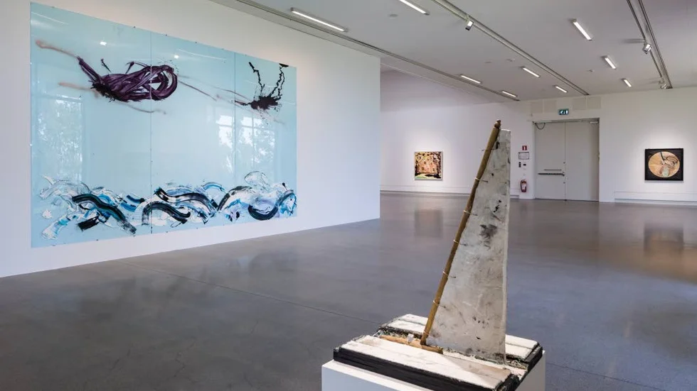 Skärgårdsbilder. Jan Håfström "Das Eismeer" 2014, "Den hemlighetsfulla ön" 1965 Markus Eek "Meeter" 2014 Rolf Hanson "Runtomhus IV" 1995