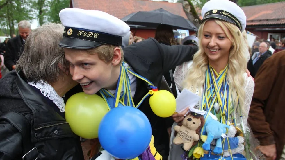 KRAMDAGS. Verner Hellstedt och Emmy Ellesjö tar examen vid Forsmarks gymnasium. Vernet får en kram av Emmys farmor Solveig Eriksson.
