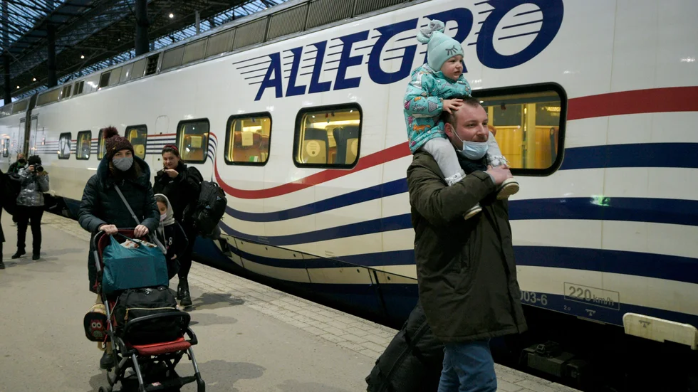Tågtrafiken mellan Finland och Ryssland upphör från och med måndag, meddelar VR. På bilden kliver passagerare från S:t Petersburg av i Helsingfors. Arkivbild.