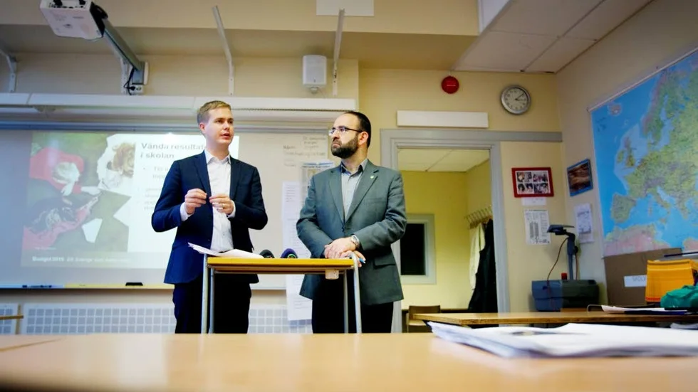 Gustav Fridolin, utbildningsminister, och Mehmet Kaplan, bostadsminister, på plats i klassrum 118 på Vaksalaskolan för att presentera budget.