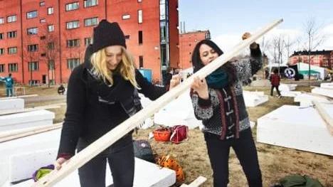 Karin Haglund och Gabriella Villamor bygger flotte.