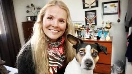 Karin Edenius fyller 30 år den 28 april. Här är hon med hunden Wilse framför sin prishylla.
