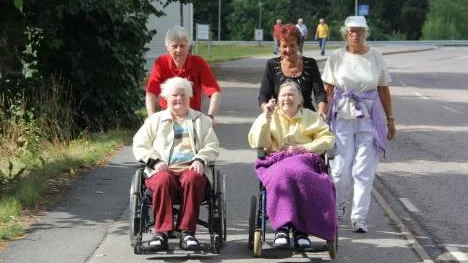 Sigfrid Eriksson, Eivor Blomberg och Lillemor Widing från PRO hjälper Anna Pettersson och Elsie Forsberg att komma dit.