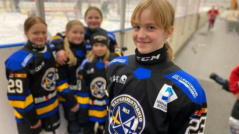 "Det har gått väldigt bra i vinter. Vi har varit på många cuper, nästan varje helg, och vunnit flera gånger", säger Vivian Juntunen, 11 år, och övriga tjejer i Haparanda HC.