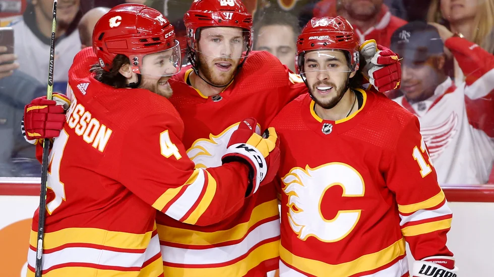 Calgarys Elias Lindholm (mitten) firar sitt mål med Rasmus Andersson (vänster) och Johnny Gaudreau.