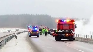 Rök från brinnande bil på E 4 vid Tierp.